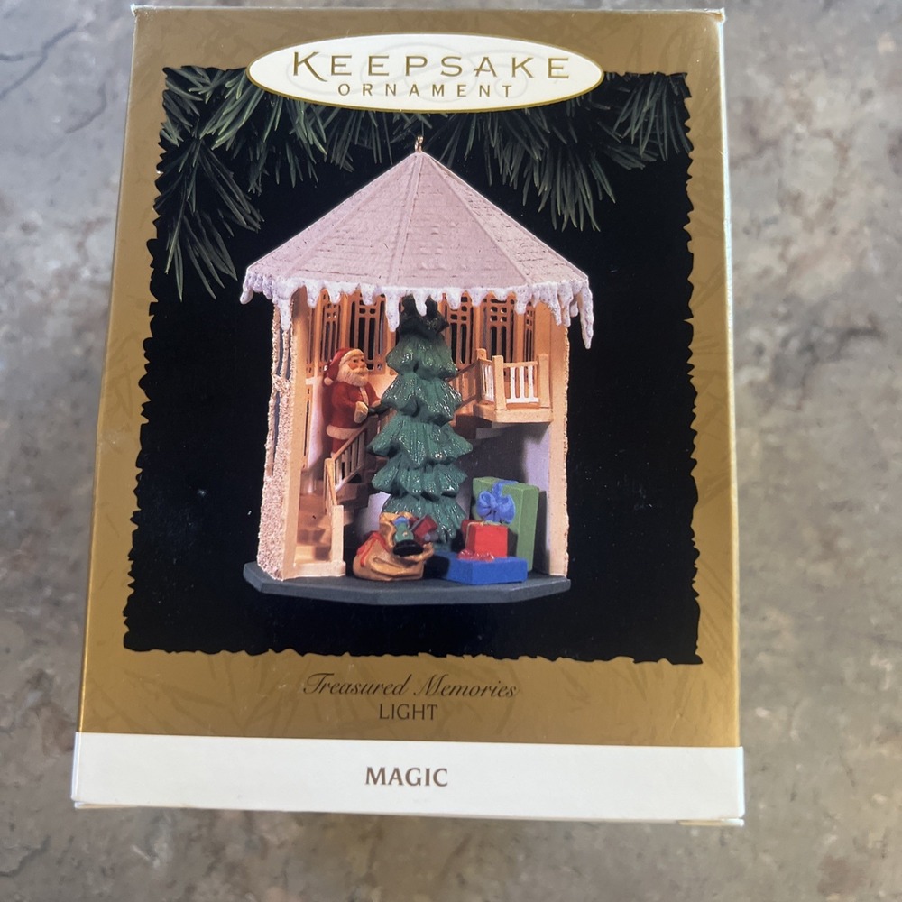 1996 Hallmark Keepsake Ornament Treasured Memories Light